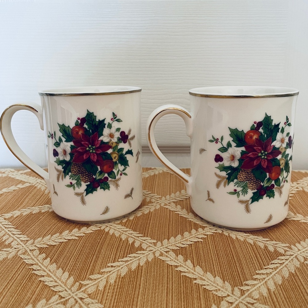 Mikasa petite bone China Holiday Delight coffee set of two cups mugs